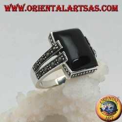 Silberring mit rechteckigem Onyx in einem gepunkteten Rahmen mit zwei Heftklammern mit Markasit an den Seiten