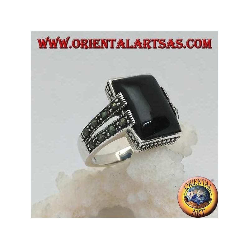 Anello in argento con onice rettangolare in cornice puntinata con due graffette con marcassite sui lati