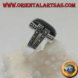 Anillo de plata con ónix rectangular en un marco punteado con dos grapas con marcasita en los lados