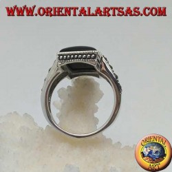 Anillo de plata con ónix rectangular en un marco punteado con dos grapas con marcasita en los lados