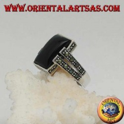 Bague en argent avec onyx rectangulaire dans un cadre en pointillé avec deux agrafes avec marcassite sur les côtés