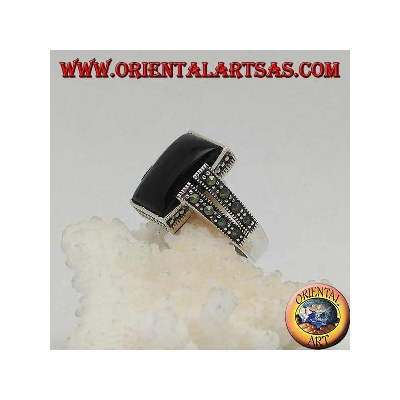 Bague en argent avec onyx rectangulaire dans un cadre en pointillé avec deux agrafes avec marcassite sur les côtés