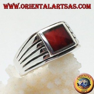 Anello in argento con corniola rettangolare orizzontale in rilievo e 5 righe incise sui lati