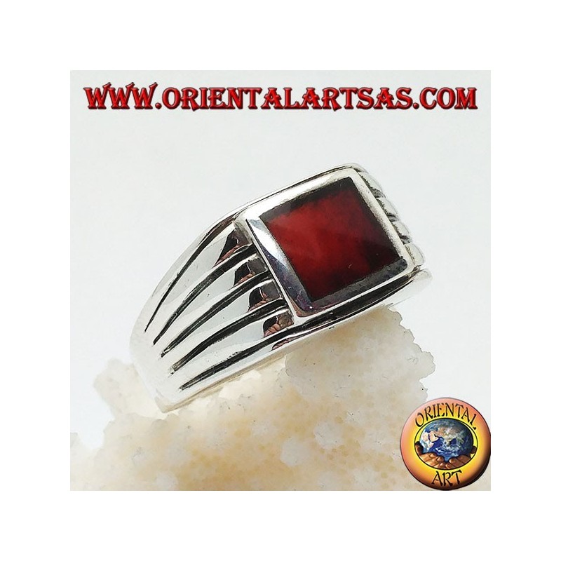 Anillo de plata con relieve horizontal cornalina en relieve y 5 líneas grabadas en los laterales