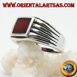 Anillo de plata con relieve horizontal cornalina en relieve y 5 líneas grabadas en los laterales