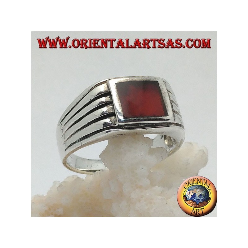 Anello in argento con corniola rettangolare orizzontale in rilievo e 5 righe incise sui lati