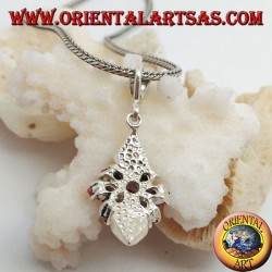 Colgante de plata con un rubí redondo en una estrella de rubíes ovales naturales y dos rombos de marcasita.