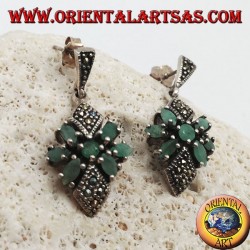 Pendientes de plata con esmeralda redonda en una estrella de esmeraldas ovales naturales y dos rombos de marcasita.