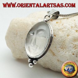 Colgante de plata con sol ahuecado sobre un cristal de roca ovalado y tres bolas debajo