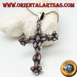 Gran colgante de cruz cristiana de plata hecho de lanzadera natural y granates redondos