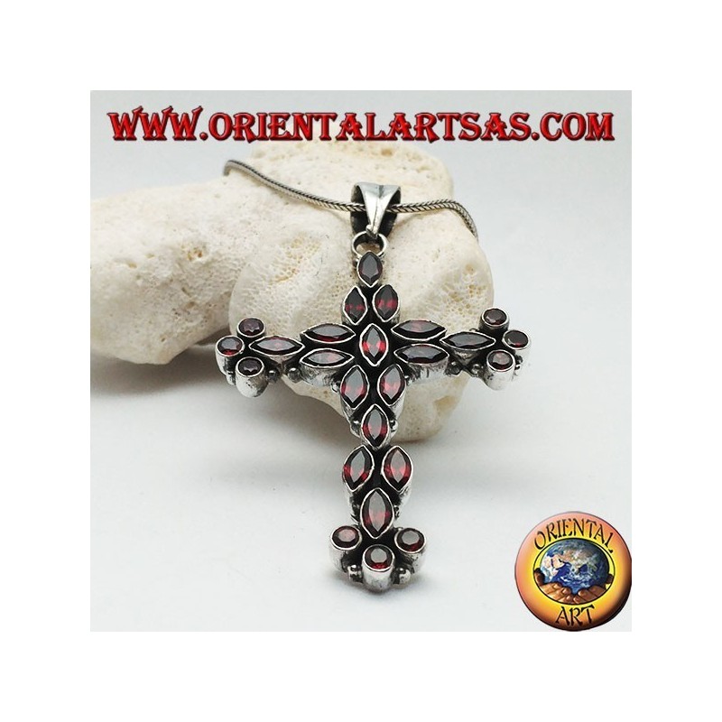 Gran colgante de cruz cristiana de plata hecho de lanzadera natural y granates redondos