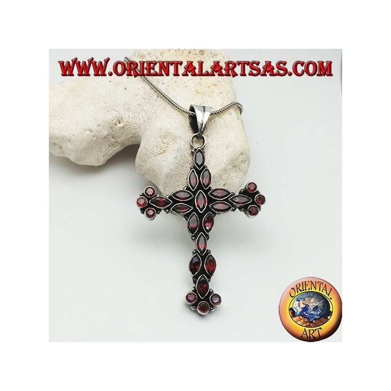 Gran colgante de cruz cristiana de plata hecho de lanzadera natural y granates redondos