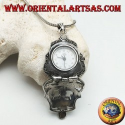 Pendentif en argent avec horloge à quartz de poche avec des décorations perforées parsemées de marcassite