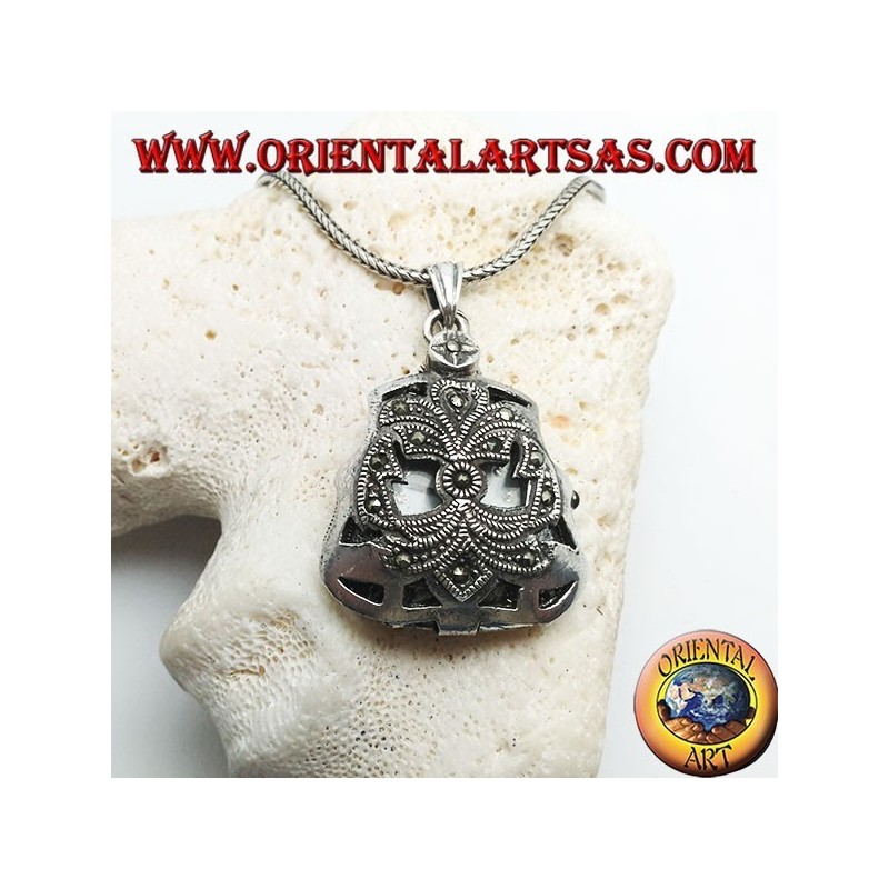Pendentif en argent avec horloge à quartz de poche avec des décorations perforées parsemées de marcassite