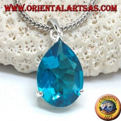 Colgante de plata con un conjunto de topacio azul facetado