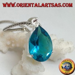 Colgante de plata con un conjunto de topacio azul facetado