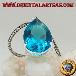 Colgante de plata con un conjunto de topacio azul facetado