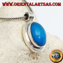Colgante de plata con cabujón ovalado de color turquesa sobre un marco grueso y liso y un gancho a rayas