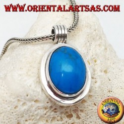 Colgante de plata con cabujón ovalado de color turquesa sobre un marco grueso y liso y un gancho a rayas