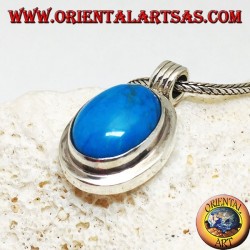 Colgante de plata con cabujón ovalado de color turquesa sobre un marco grueso y liso y un gancho a rayas