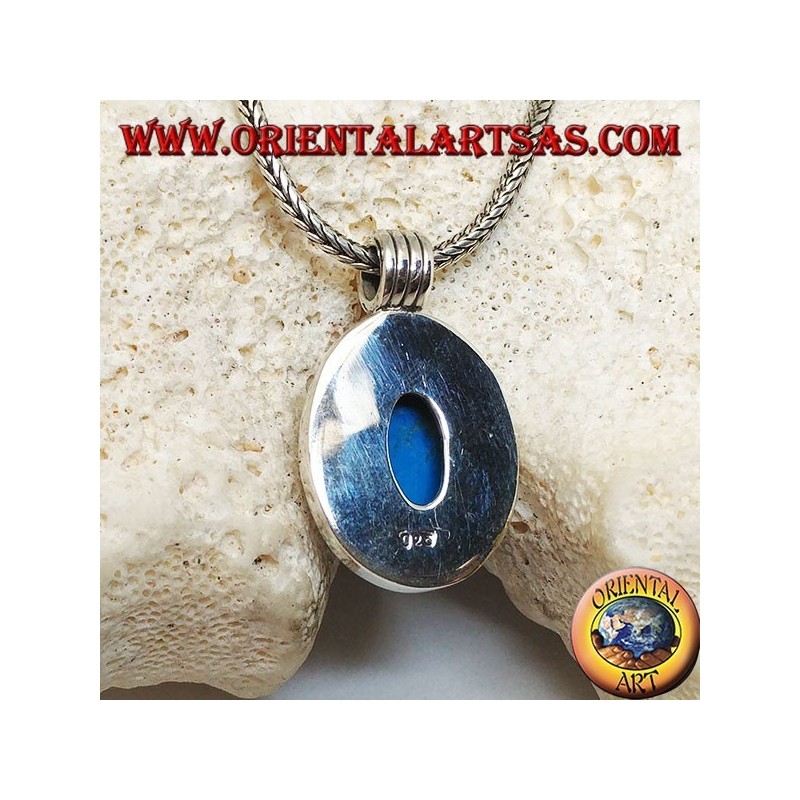 Colgante de plata con cabujón ovalado de color turquesa sobre un marco grueso y liso y un gancho a rayas