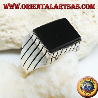 Anillo de plata con ónix plano rectangular elevado y rayas en los laterales.