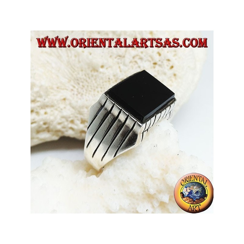 Anillo de plata con ónix plano rectangular elevado y rayas en los laterales.