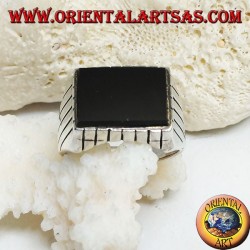 Anillo de plata con ónix plano rectangular elevado y rayas en los laterales.