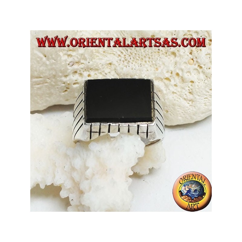 Silberring mit erhabenem rechteckigem flachem Onyx und Streifen an den Seiten