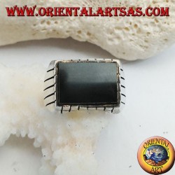Anillo de plata con ónix plano rectangular elevado y rayas en los laterales.