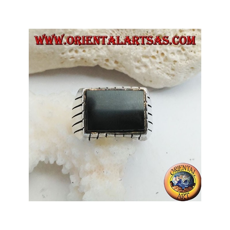 Anillo de plata con ónix plano rectangular elevado y rayas en los laterales.