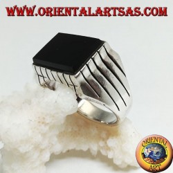 Bague en argent avec onyx plat rectangulaire en relief et rayures sur les côtés
