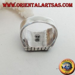 Bague en argent avec onyx plat rectangulaire en relief et rayures sur les côtés