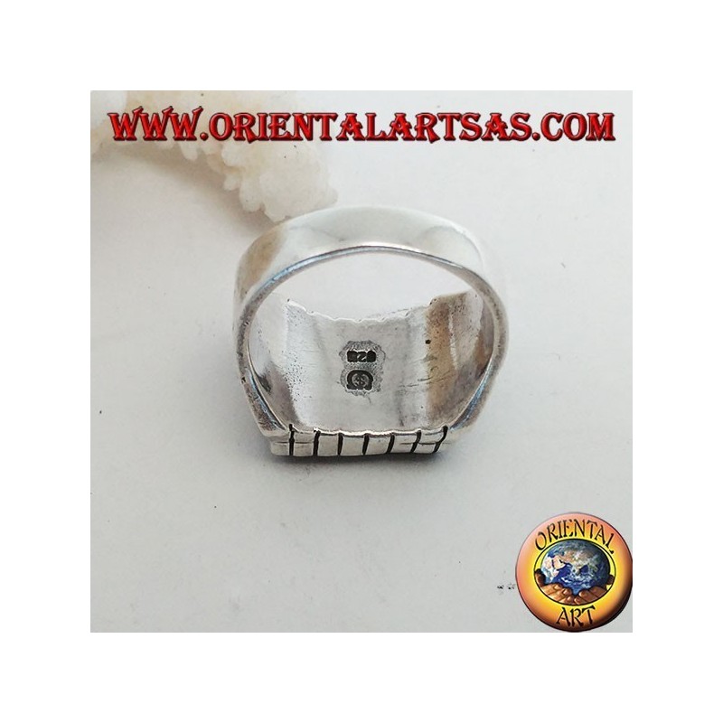Anello in argento con onice piatta rettangolare rialzata e righe sui lati