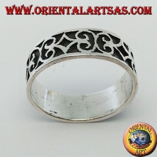 Anello a fedina in argento con decorazioni geometriche in bassorilievo