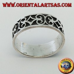 Ring in silver with geometric bas-relief decorations