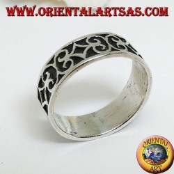 Ring in silver with geometric bas-relief decorations