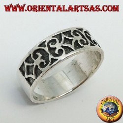 Ring in silver with geometric bas-relief decorations