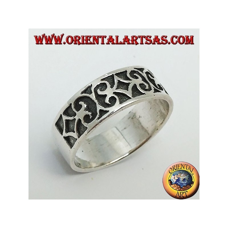Ring in silver with geometric bas-relief decorations