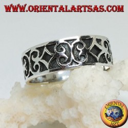 Ring in silver with geometric bas-relief decorations