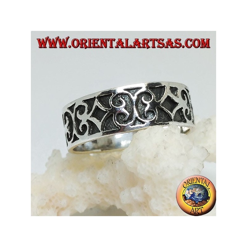 Anillo en plata con decoraciones geométricas en bajorrelieve