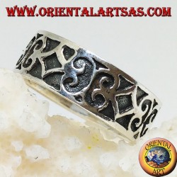 Anillo en plata con decoraciones geométricas en bajorrelieve
