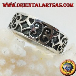 Ring in Silber mit geometrischen Reliefdekorationen