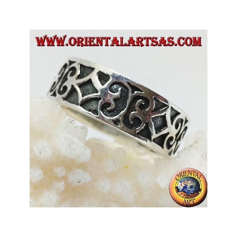 Ring in silver with geometric bas-relief decorations
