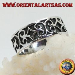Ring in silver with geometric bas-relief decorations