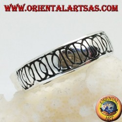 Ring in Silber mit eingeketteten "D" -Symbolen der nuklearen Abrüstung (Symbol des Friedens)