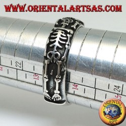 Bague record en argent avec squelette haut-relief intégré