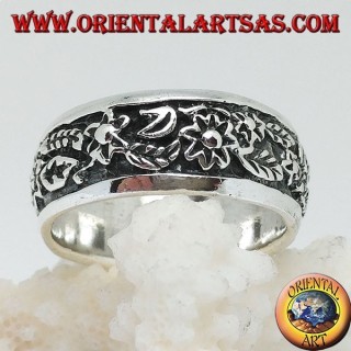 Anello a fedina in argento con decoro floreale continuo in altorilievo