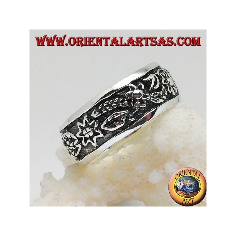 Anello a fedina in argento con decoro floreale continuo in altorilievo