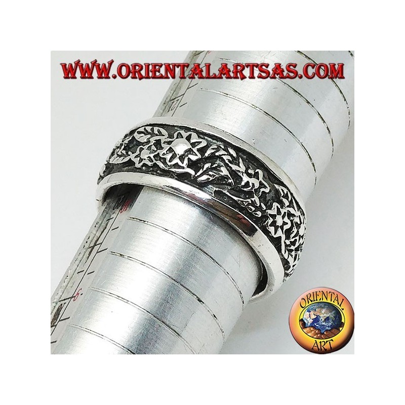Anillo en plata con decoración floral continua en alto relieve.